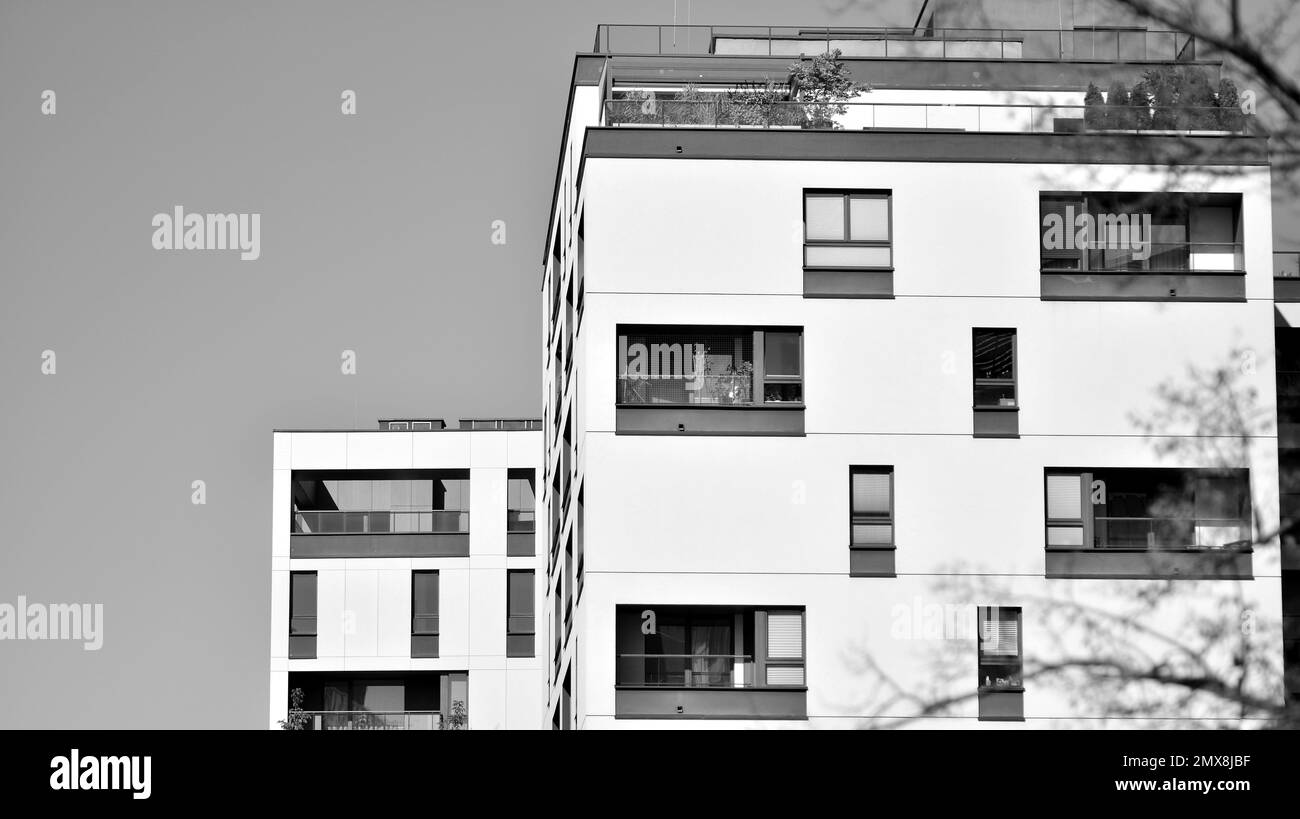 Immeuble moderne. Architecture urbaine moderne et détails de la façade du bâtiment. Lumière du soleil. Banque D'Images