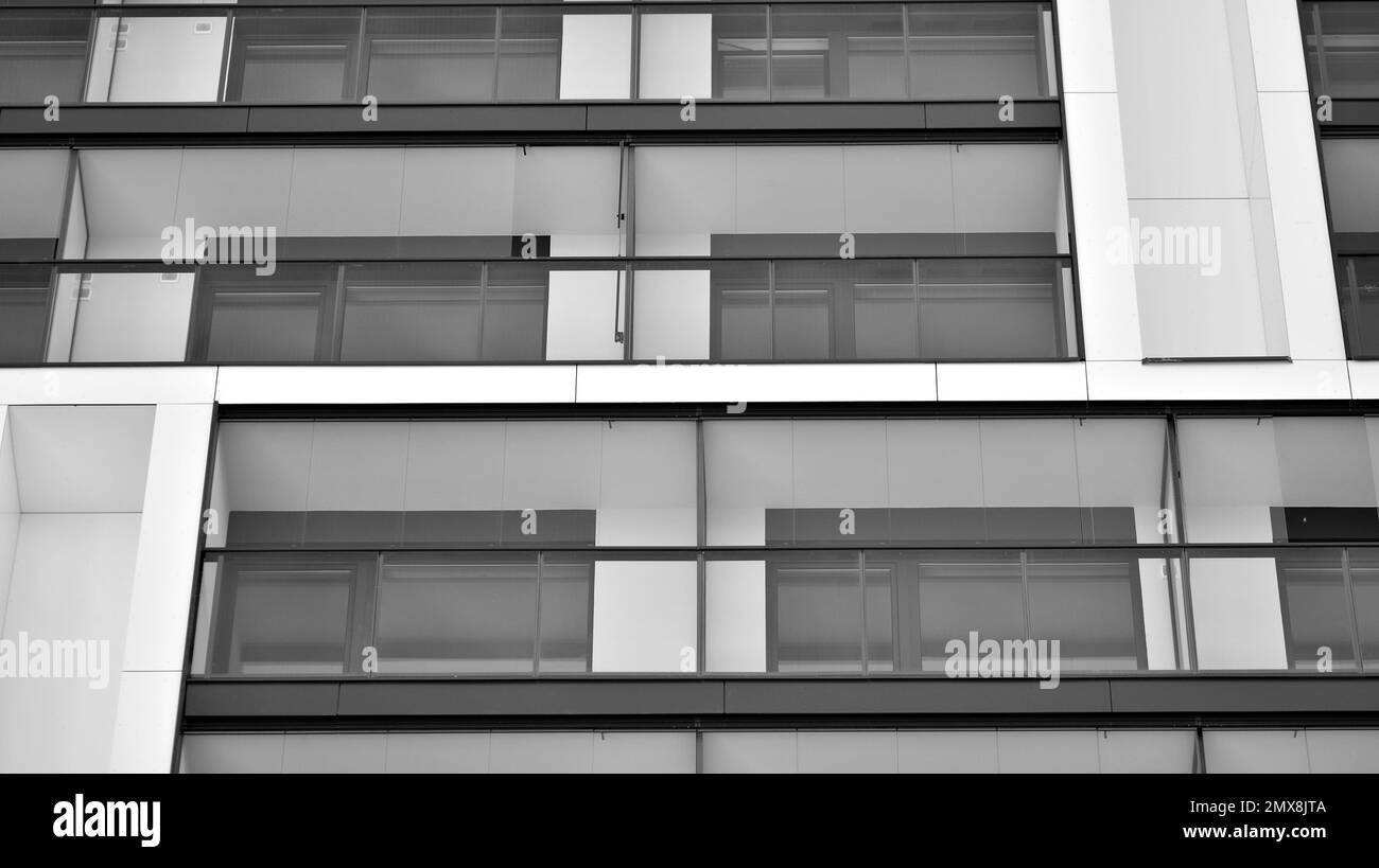 Immeuble moderne. Architecture urbaine moderne et détails de la façade du bâtiment. Lumière du soleil. Banque D'Images