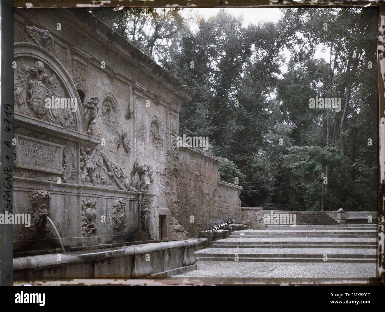 Grenade, Espagne la Fontaine de Charles Quint au bout de la promenade boisée menant à l'Alhambra , 1914 - Espagne - Auguste Léon - (15 juin -4 juillet) Banque D'Images