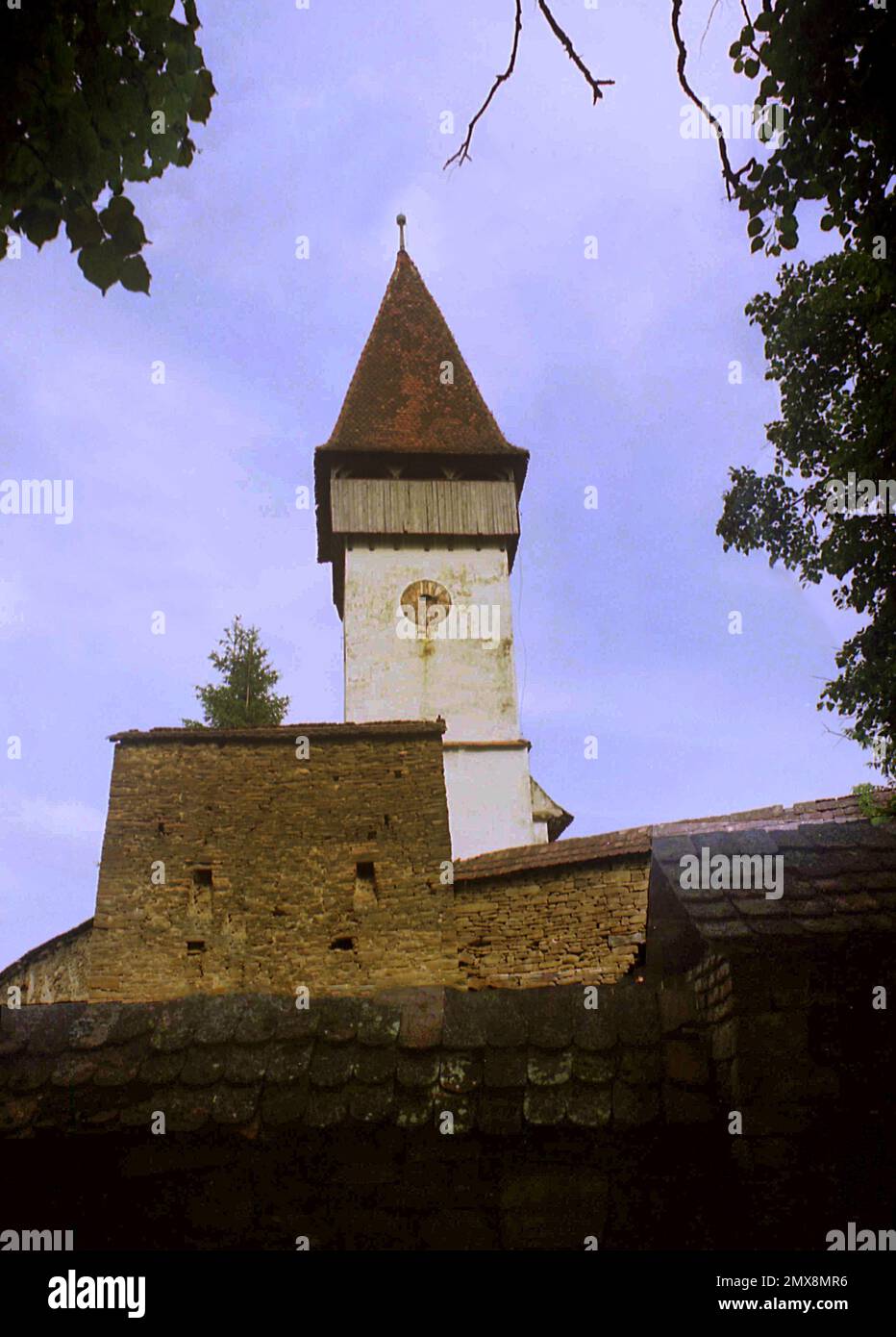 Meșendorf, Comté de Brasov, Roumanie, 2002. L'église évangélique fortifiée du 14th siècle. Banque D'Images