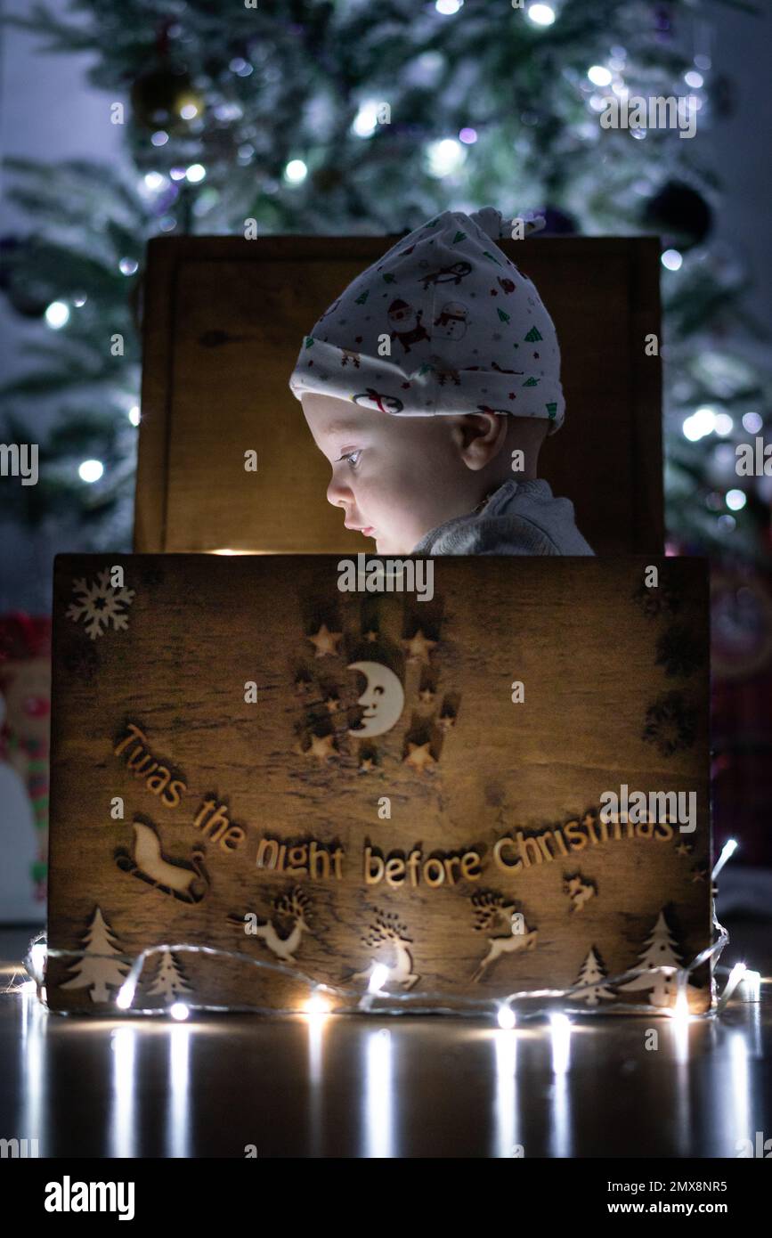 Bébé enchanté dans la boîte de la veille de Noël Banque D'Images