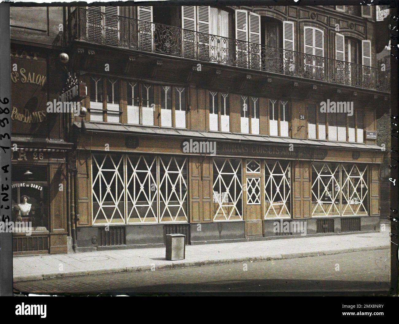 Paris (1st arr.), fenêtres françaises de magasins protégés contre les attentats à la bombe sur la rue de la Reynie , Banque D'Images