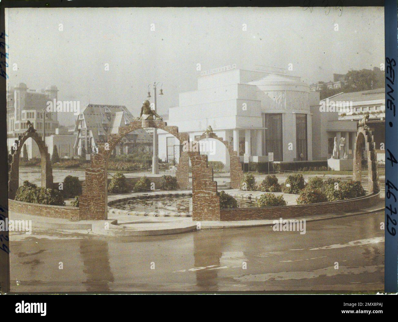 Paris (VIIE arr.), France l'exposition des arts décoratifs, jardin des Nympheas de Laprade et Pavillon de Ruhlmann, connu sous le nom de collectionneur , 1925 - exposition internationale des arts décoratifs et industriels modernes Paris Banque D'Images