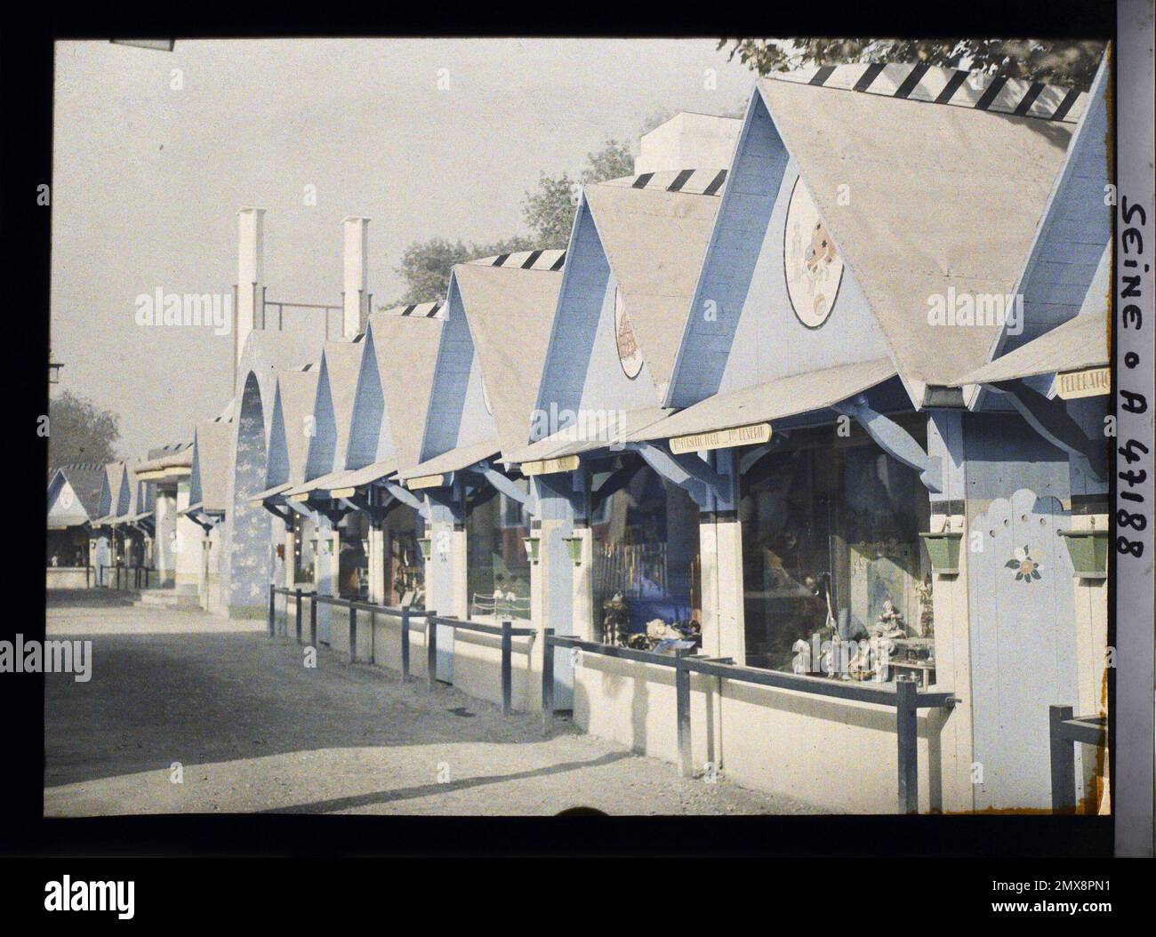 Paris (7th arr.), France l'exposition des arts décoratifs, le village du jouet, quai d'Orsay , 1925 - exposition internationale des arts décoratifs et industriels modernes Paris Banque D'Images