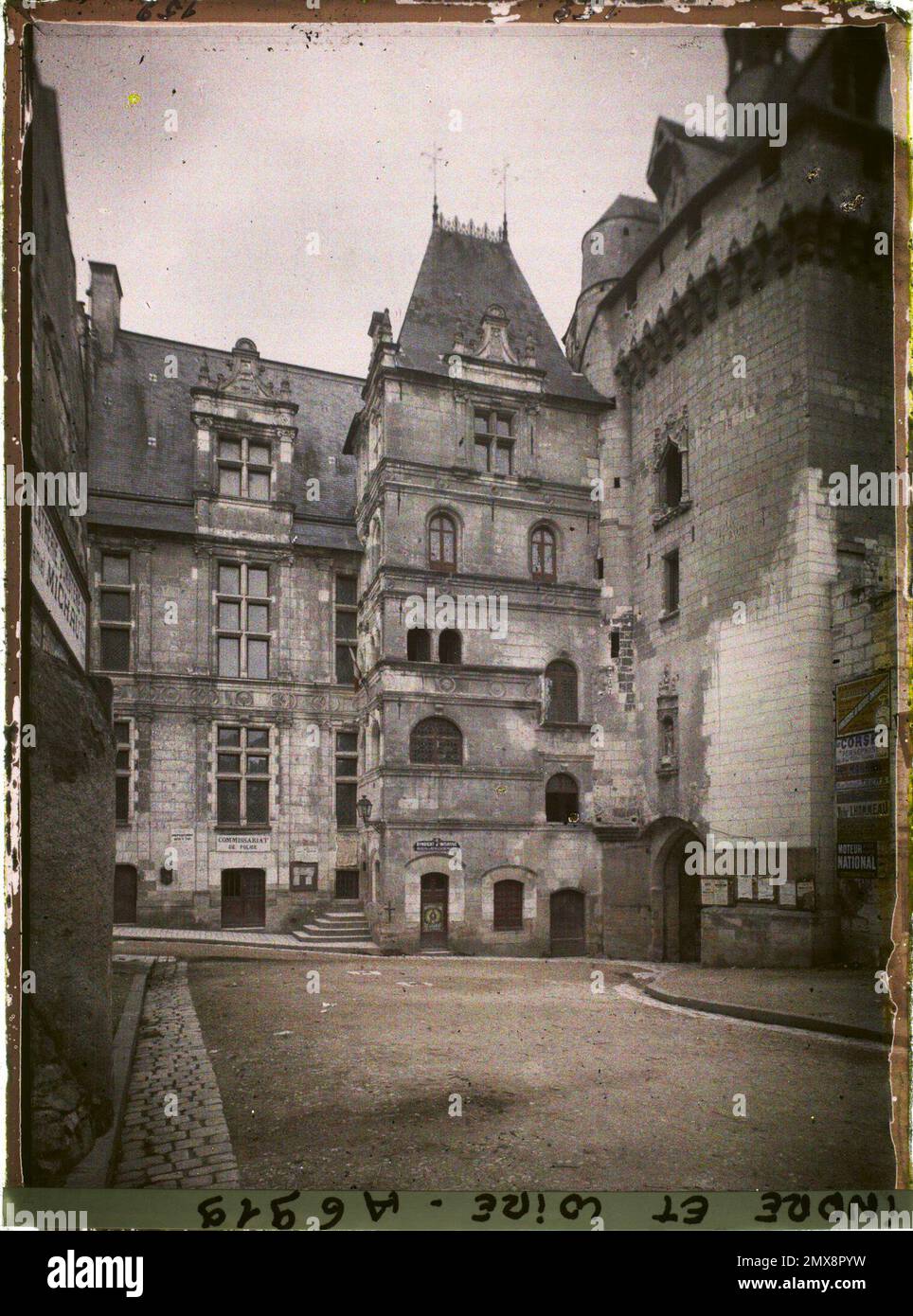 Loches, France la porte Picois et l'Hôtel de ville, vu de la rue  Saint-Antoine , 1915-Centre de France, Loiret, Indre-et-Loire,  Loir-et-cher-Jean Brunhes et Auguste Léon-(août Photo Stock - Alamy