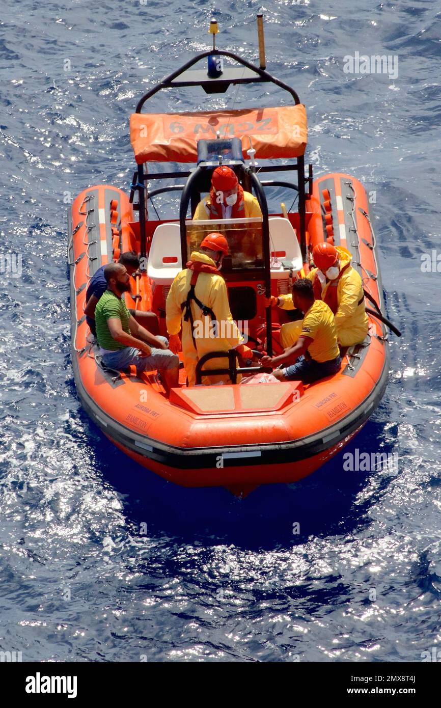 La CÔTE de réaction rapide d’Aurora sauve trois migrants déshydratés de leur bateau dérivant au milieu de la Méditerranée sous une chaleur de 30 degrés. Banque D'Images