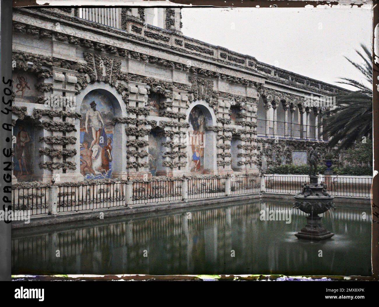 Séville, Espagne dans les jardins de l'Alcazar, la Galerie del Grutesco (les Grotesques) et la fontaine au mercure au centre du bassin , 1914 - Espagne - Auguste Léon - (15 juin -4 juillet) Banque D'Images