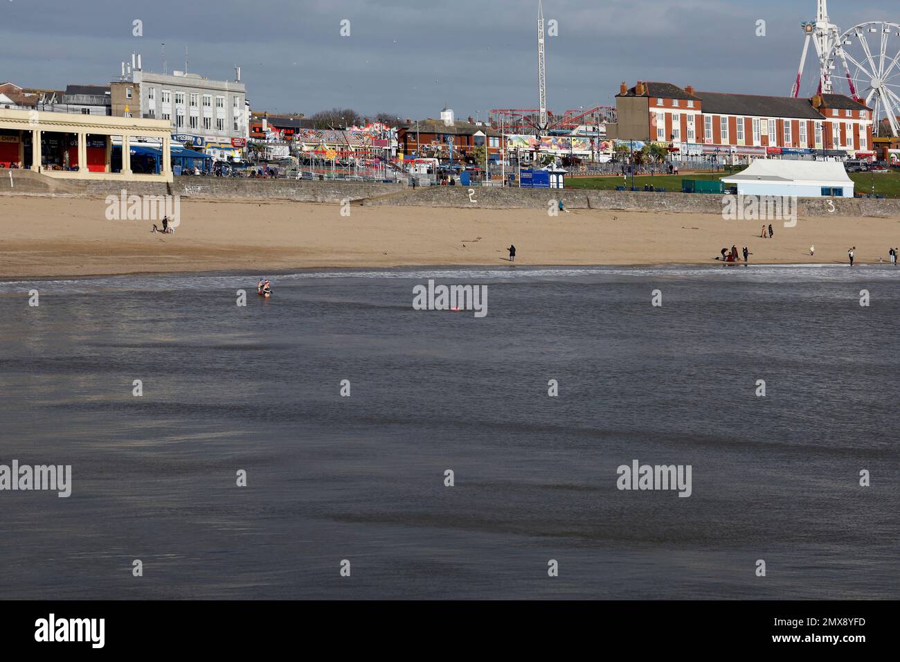 Baignade en eau froide en hiver, Whitmore Bay, Barry Island. Janvier 2023. Hiver. Natation toute l'année. Banque D'Images