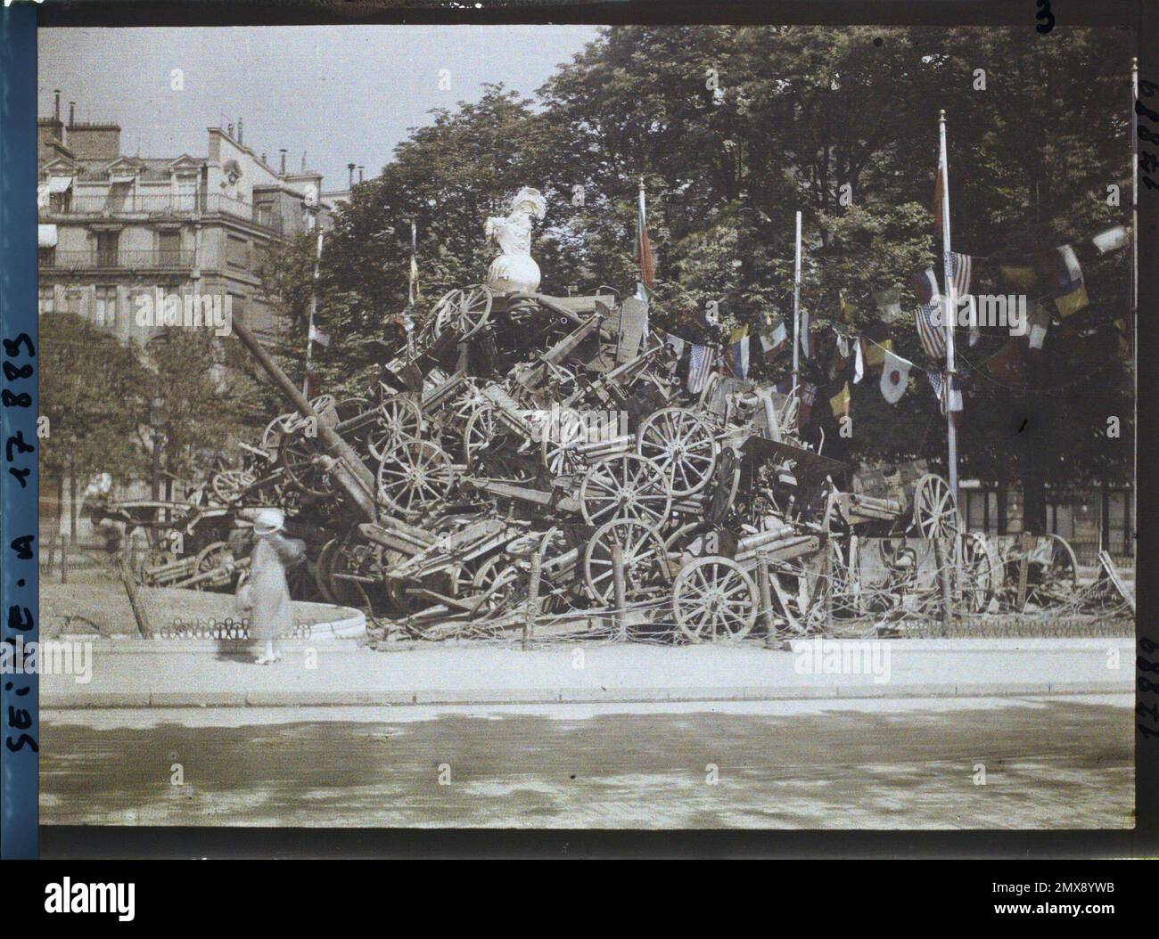 Paris (VIIIE arr.), canons de France exposés au rond-point des champs-Elysées pour les célébrations de la victoire de 13 juillet et 14 (actuel rond-point Marcel-Dassault) , Banque D'Images