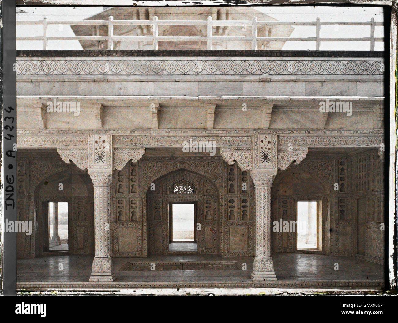 AGRA, Indes porte entouré par un iwan à l'intérieur de la tour de jasmin (Musamman Burj) dans le fort Rouge (Lal Qila) , 1913-1914 - Inde, Pakistan - Stéphane Passet - (16 décembre -29 janvier) Banque D'Images