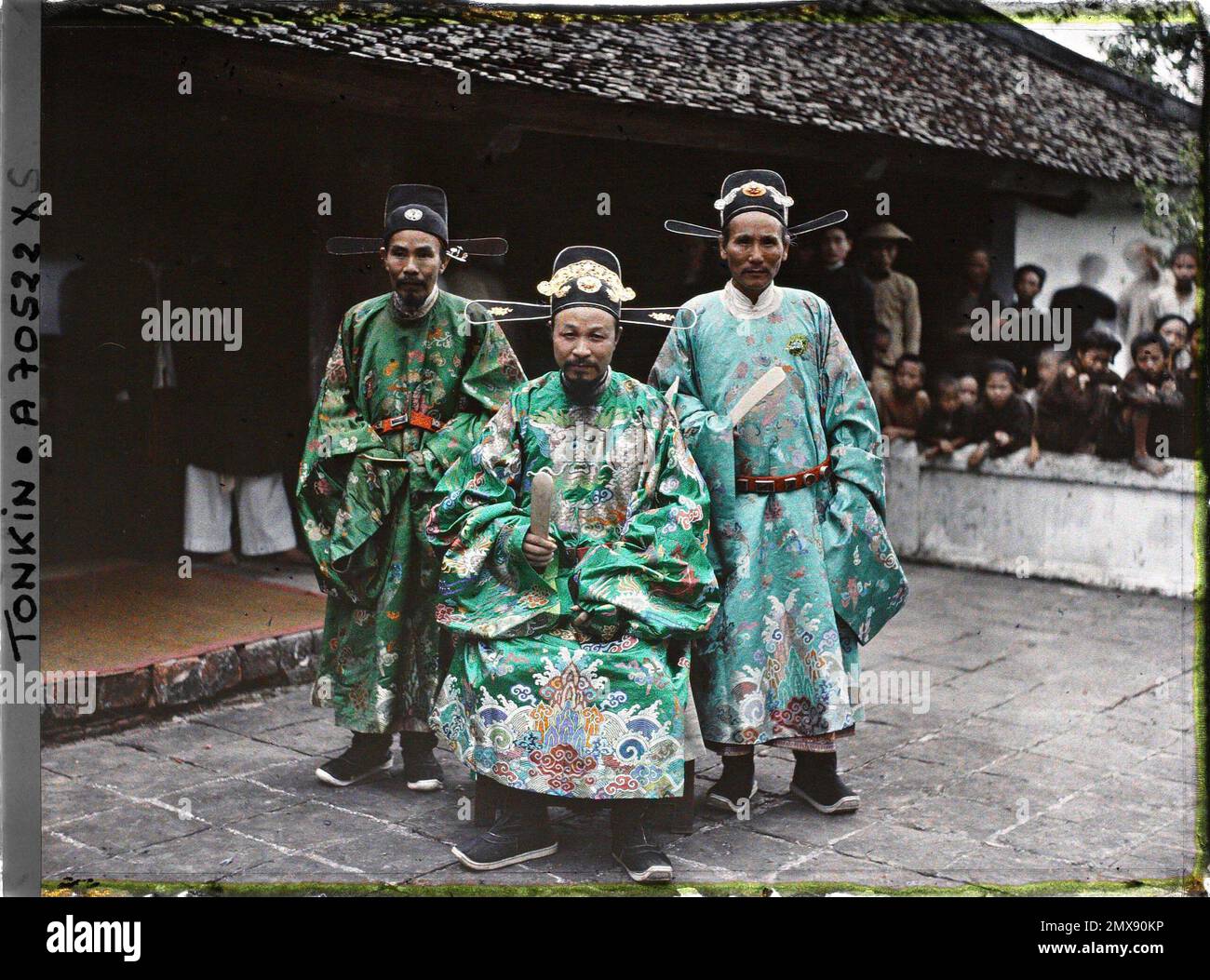 Hà-Nôi, Tonkin, Indochine mandarin militaire, chef provincial et préfet en audience solennelle à Van-Mieu (temple confucianiste de la « culture littéraire »), Léon occupé à Indochine Banque D'Images