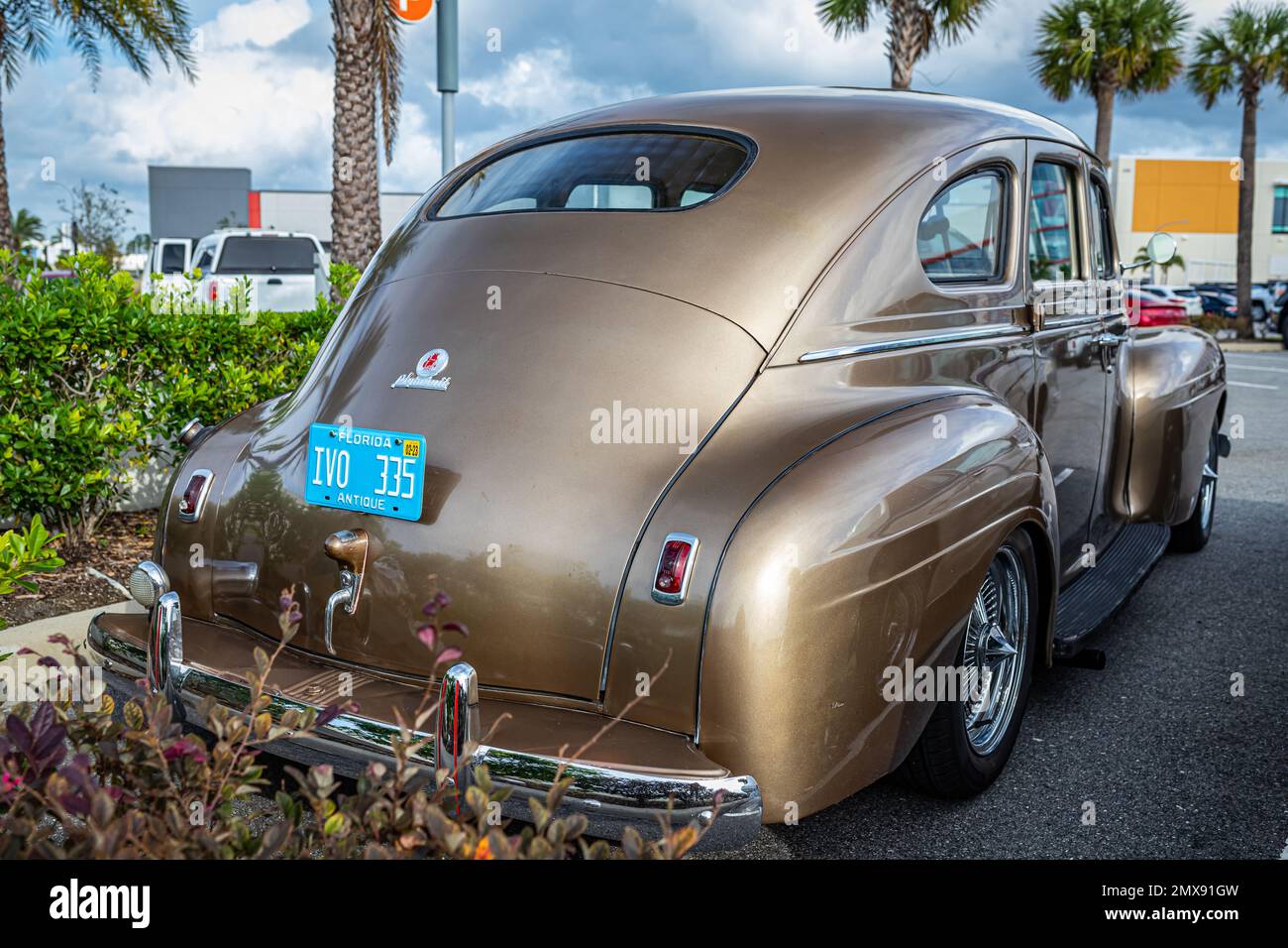 Daytona Beach, FL - 26 novembre 2022 : vue panoramique arrière d'une berline de luxe 4 portes 1940 de Plymouth lors d'un salon de voiture local. Banque D'Images