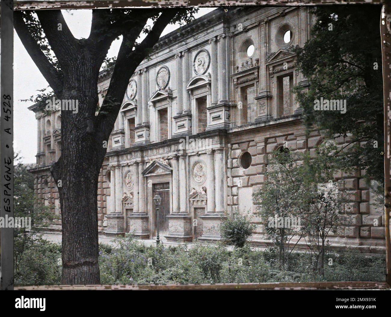 Grenade, Espagne Alhambra: Façade du Palais Charles Quint , 1914 - Espagne - Auguste Léon - (15 juin -4 juillet) Banque D'Images