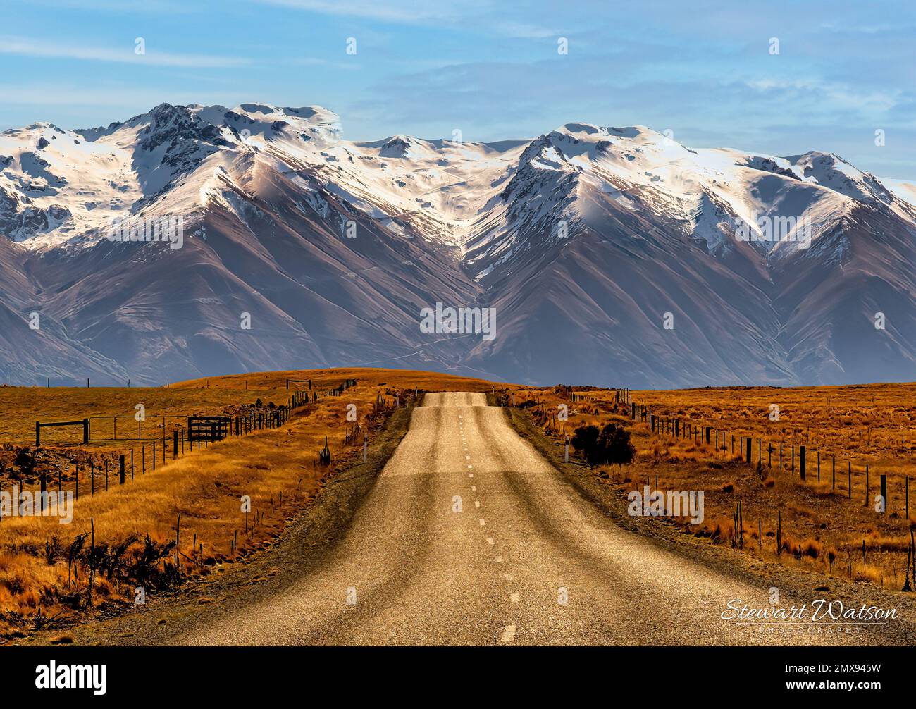 La longue route droite menant au lac Ohau et à la chaîne montagneuse des alpes enneigées plus loin Banque D'Images
