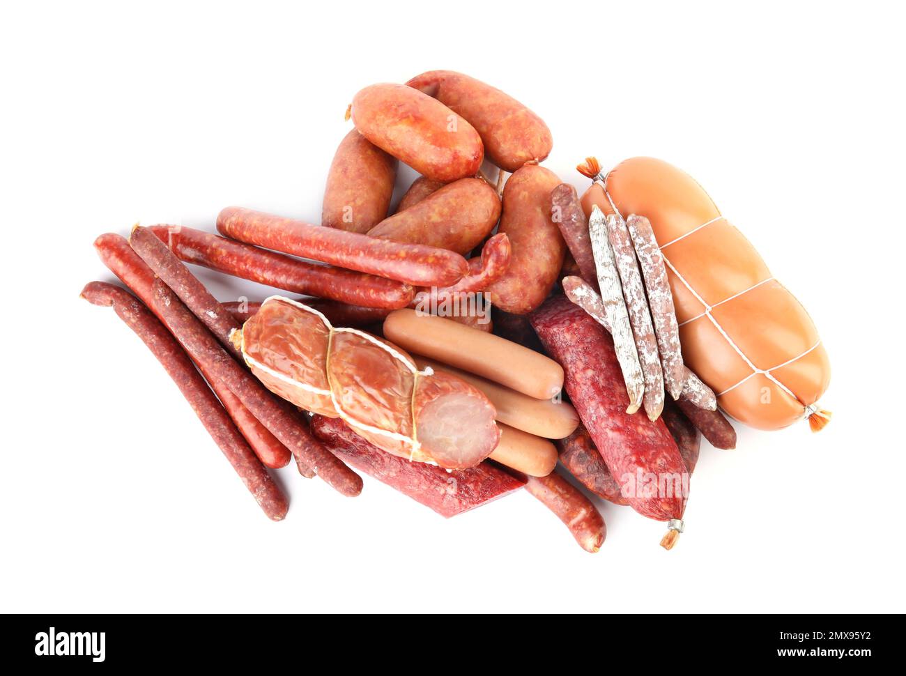 Différentes saucisses savoureuses sur fond blanc. Produit de viande Banque D'Images