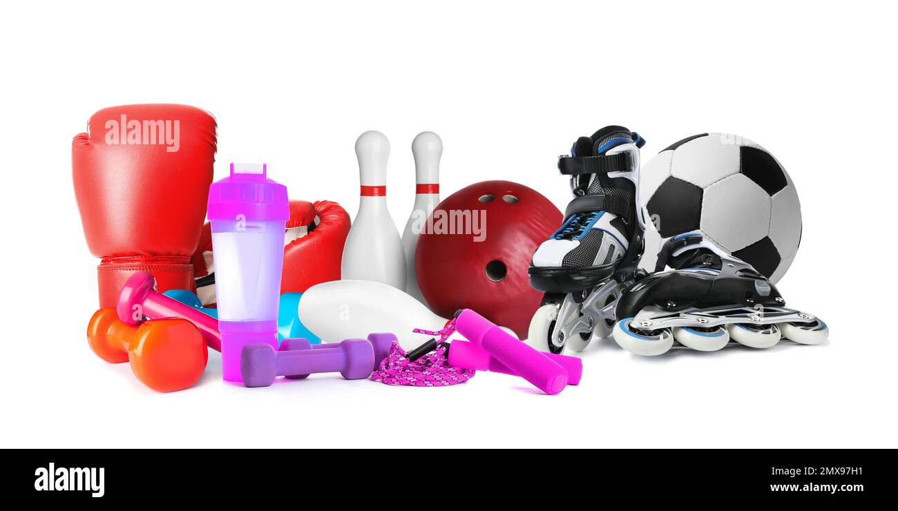 Ensemble d'équipements de sport différents sur fond blanc Banque D'Images