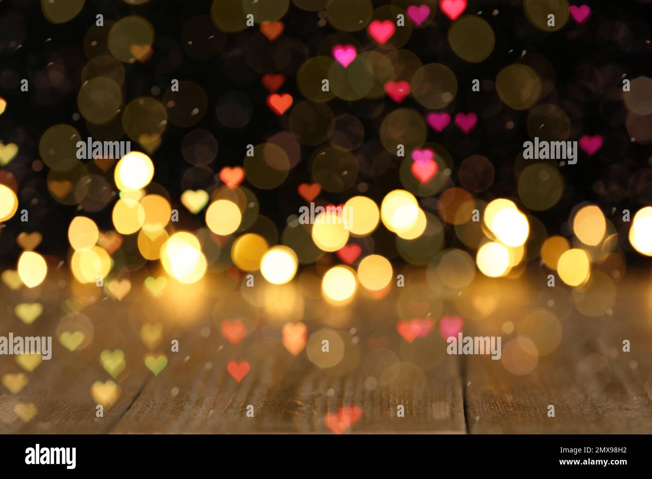 Surface en bois vide contre les lumières de fête. Ambiance festive Banque D'Images