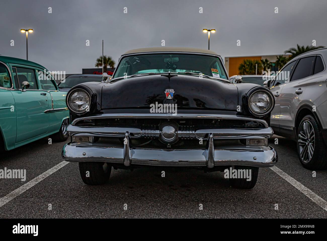 Daytona Beach, FL - 26 novembre 2022: Vue de face d'un Ford Crestline Victoria 1953 2 portes Hardtop à un salon de voiture local. Banque D'Images