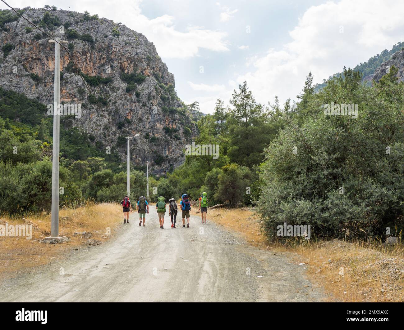 Les touristes avec des sacs à dos marchent jusqu'à Goynuk Canyon. Sentier le long des pistes de montagne dans le parc national côtier de Beydaglari. Turquie. Banque D'Images