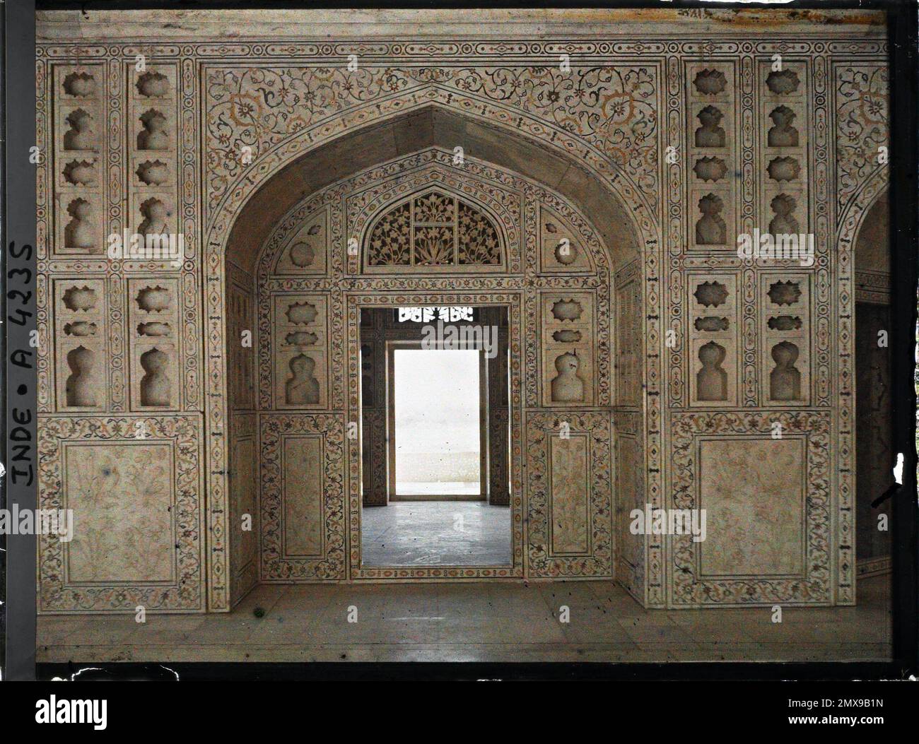 Agra, Indes porte sous un Iwan, entouré de niches en porcelaine (Chini-Khana) et décoré avec Pietra Dura à l'intérieur de la tour de jasmin (Musamman Burj) dans le fort Rouge (Lal Qila) , 1913-1914 - Inde, Pakistan - Stéphane Passet - (16 décembre -29 janvier) Banque D'Images