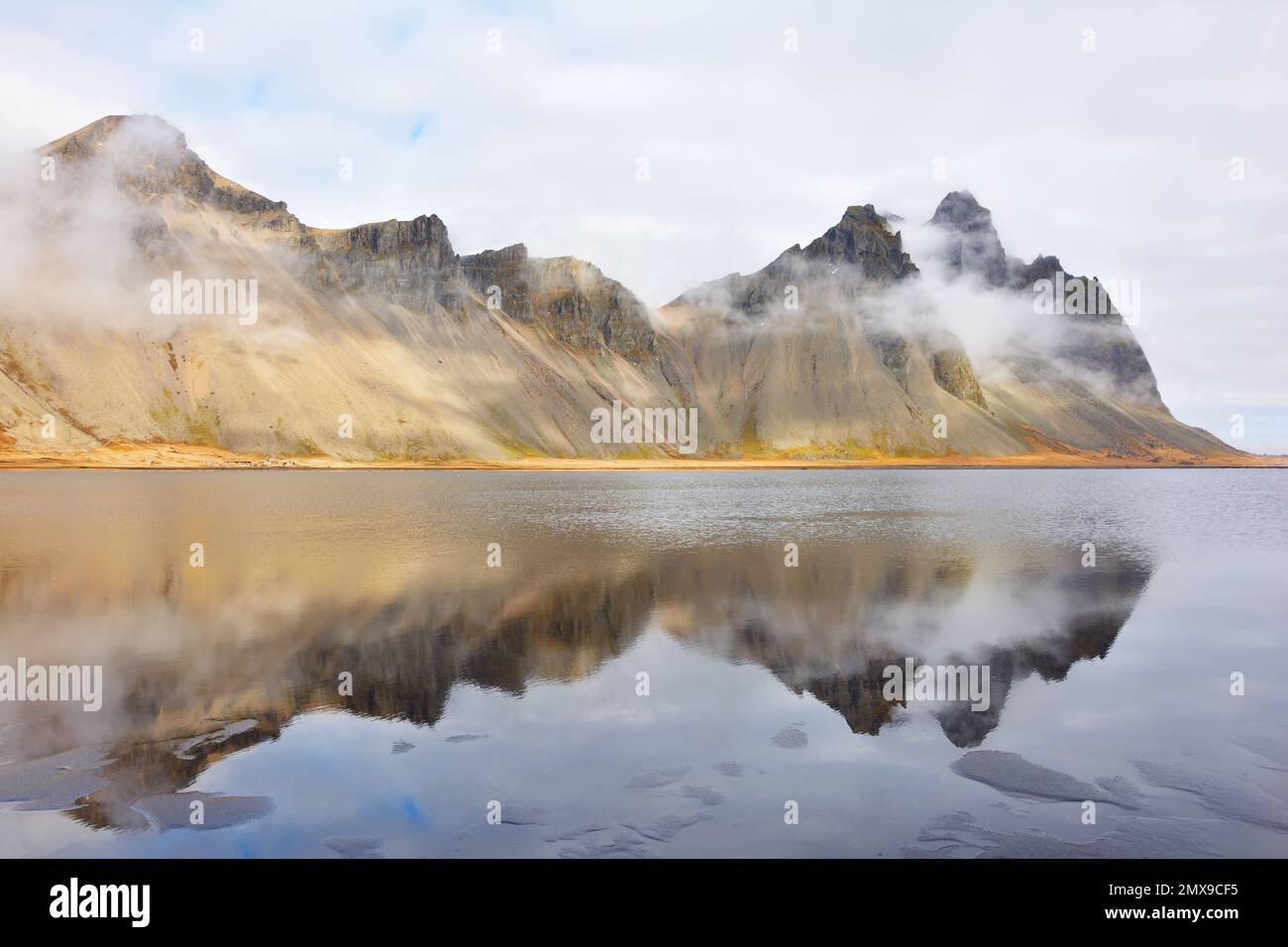 Vestarhorn montagne reflétée dans la mer, Stokknes, Islande Banque D'Images