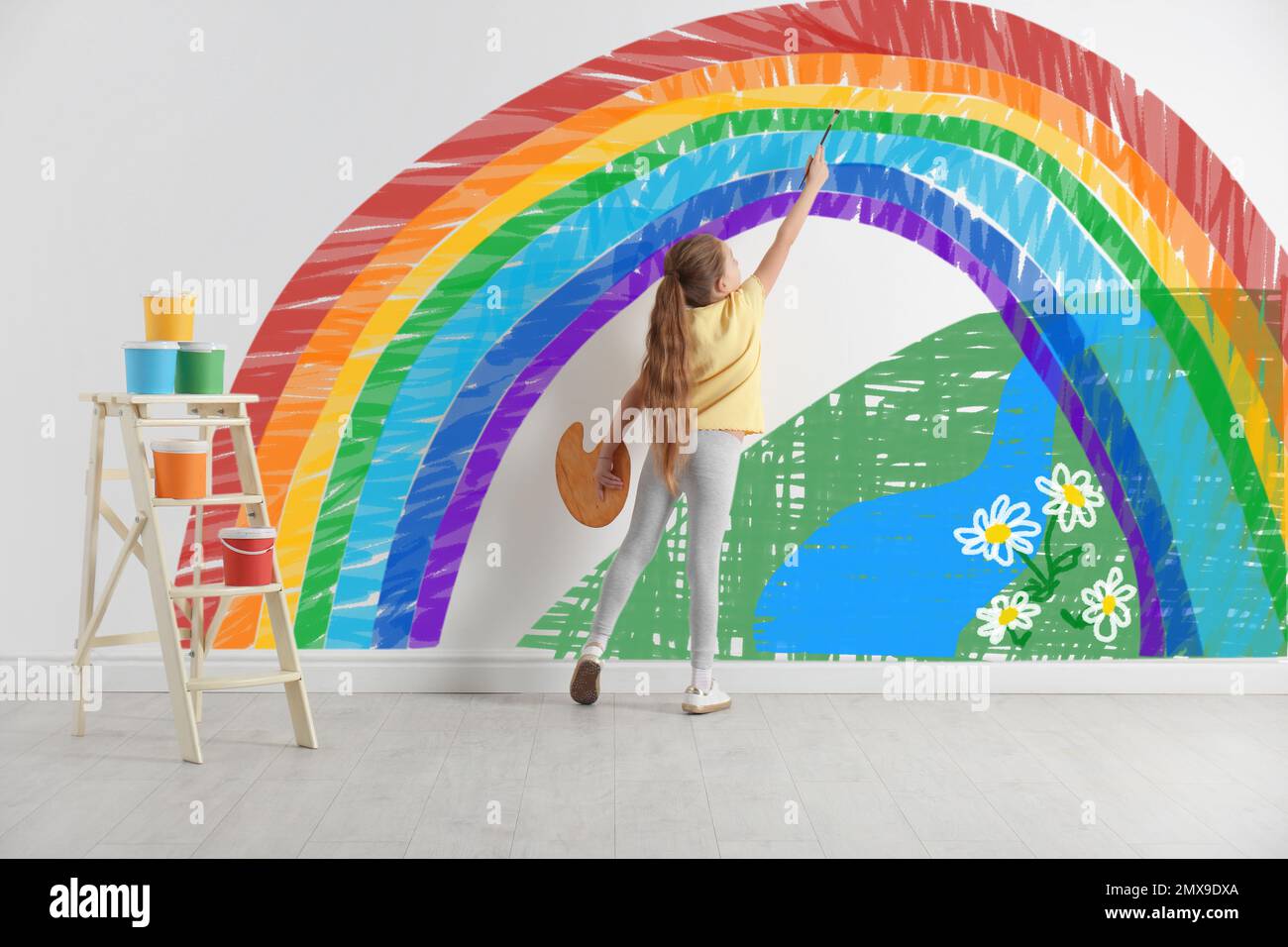 Joli enfant dessin arc-en-ciel sur le mur blanc à l'intérieur Banque D'Images