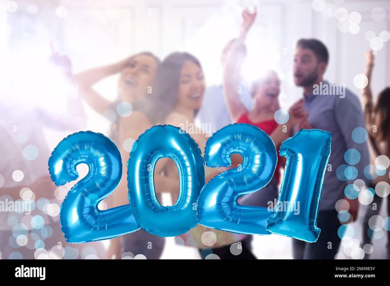 Papier d'aluminium bleu 2021 ballons et des personnes dansant à la fête Banque D'Images