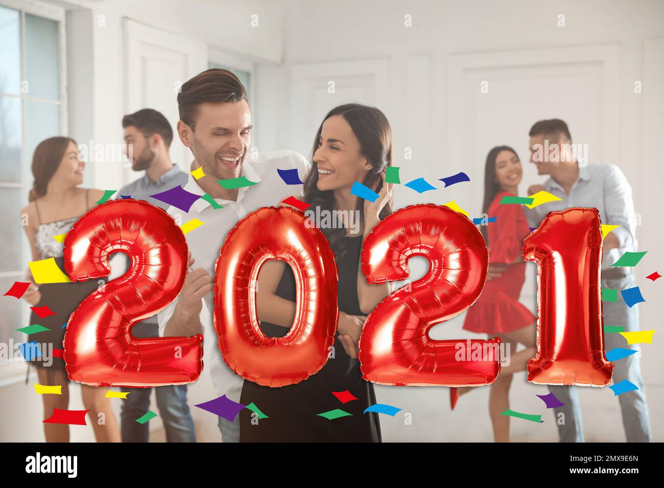 Papier d'aluminium rouge 2021 ballons et des personnes dansant à la fête Banque D'Images
