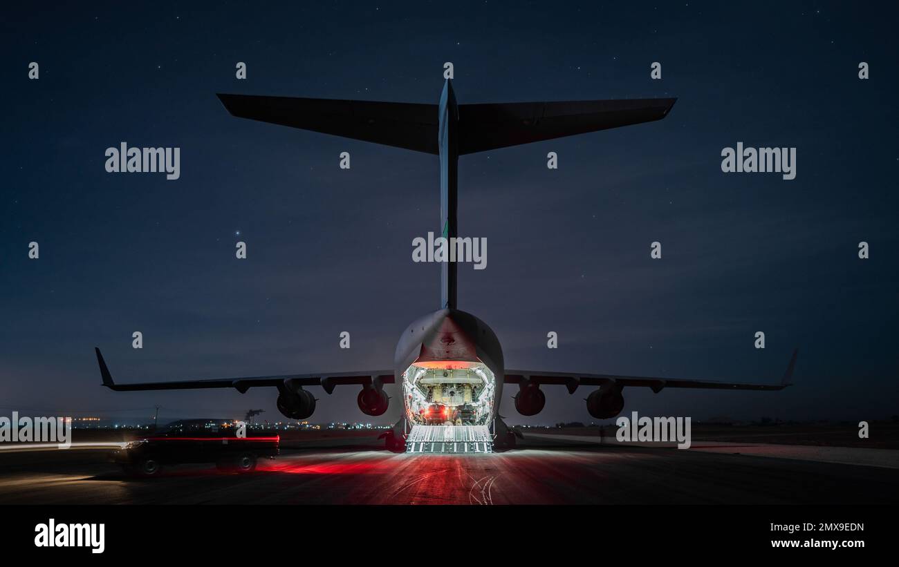 ÉTATS-UNIS Les membres du détachement des Forces d'opérations spéciales de l'Armée de terre se préparent à décharger deux camions blindés des États-Unis La Force aérienne C-17 Globemaster III affecté au 8th Escadron de transport aérien accéléré de l'Expeditonary lors d'une mission d'approvisionnement de Counter-ISIS train and Equip Fund dans le nord-est de la Syrie, le 11 janvier 2023. Le CTEF est un programme financé qui fournit aux Forces partenaires des ressources conçues pour aider à la défaite durable de l'EI dans le cadre de l'opération détermination inhérente. (É.-U. Photo de la réserve de l'armée par Sgt. 1st classe Nicholas J. de la Pena) Banque D'Images