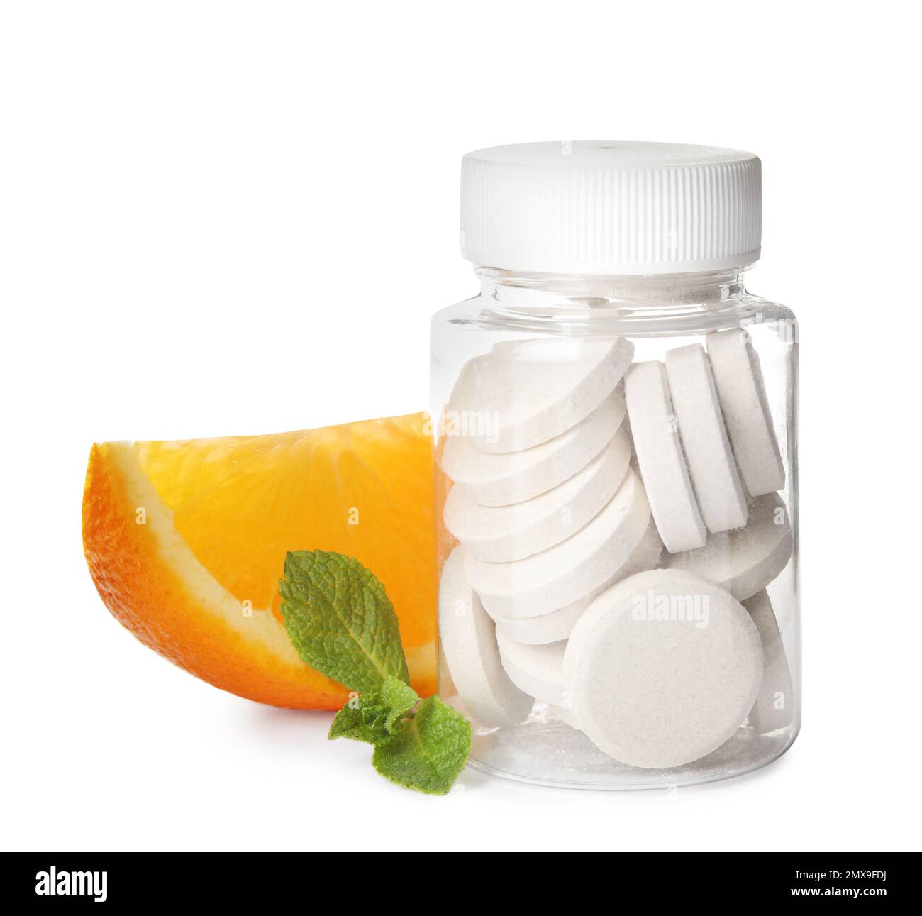 Bouteille avec pilules de vitamine, menthe et orange sur fond blanc Banque D'Images