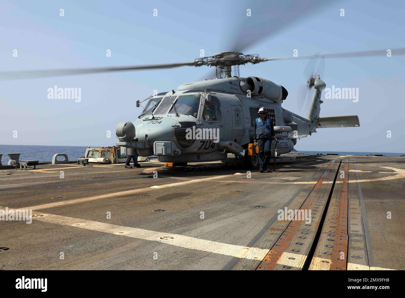 230201-N-JO162-1035 RED SEA (le 1 février 2023) le compagnon de Boatswain 3rd classe Tai Soldo, affecté au destroyer à missiles guidés USS Truxtun (DDG 103), enlève des chaînes d'un hélicoptère MH-60R Sea Hawk attaché aux « maîtres » de l'escadron de frappe maritime des hélicoptères (HSM) 46, pendant les opérations de vol dans la mer Rouge, le 1 février. Truxtun est déployé dans la zone d'opérations de la flotte américaine 5th afin d'assurer la sécurité et la stabilité maritimes dans la région du Moyen-Orient. (É.-U. Navy photo par Mass communication Specialist 1st Class Kenneth Blair) Banque D'Images