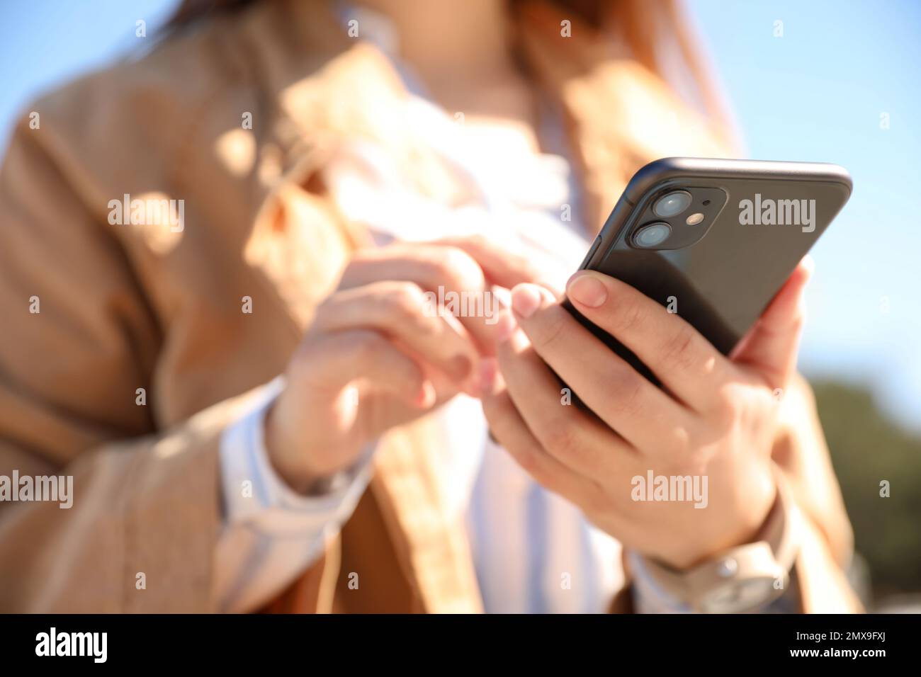 MYKOLAIV, UKRAINE - 16 MARS 2020: Femme tenant iPhone 11 Noir extérieur, gros plan Banque D'Images