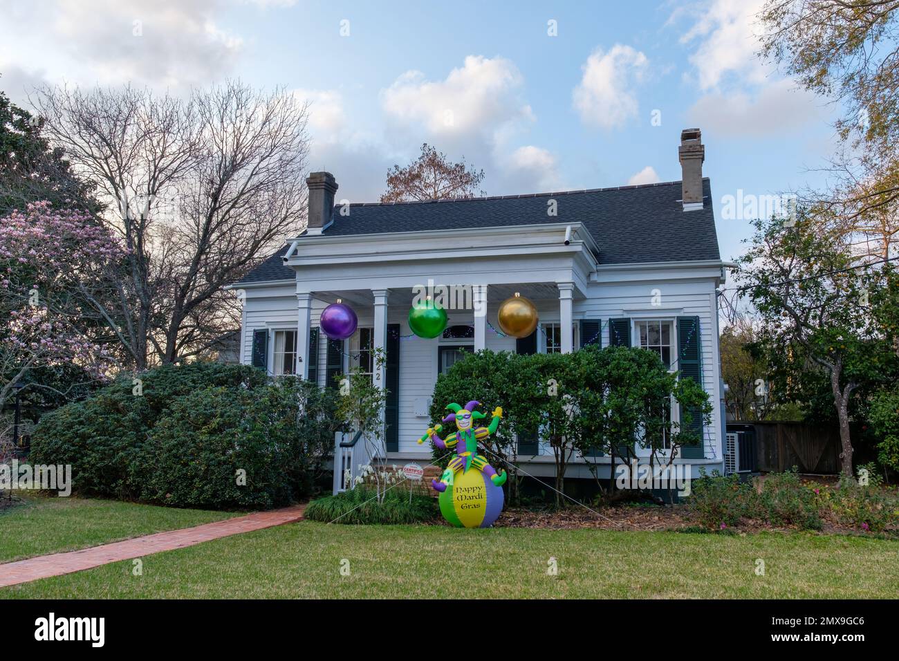 LA NOUVELLE-ORLÉANS, LA, États-Unis - 30 JANVIER 2023 : façade de la maison de renaissance grecque historique dans le quartier de Black Pearl, entièrement décorée pour Mardi gras Banque D'Images