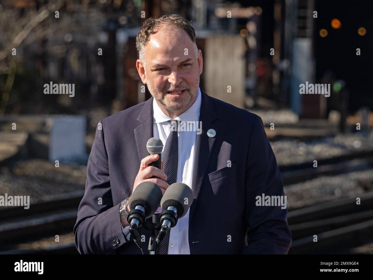 Baltimore, États-Unis d'Amérique. 30th janvier 2023. Stephen J. Gardner, PDG d'Amtrak, fait des remarques avant le président des États-Unis, Joe Biden, au sujet de la manière dont le financement bipartisan du droit des infrastructures remplacera lundi le tunnel de Baltimore et Potomac, vieux de 150 ans, à Baltimore, Maryland 30 janvier 2023. Crédit : Ron Sachs/CNP/AdMedia/Newscom/Alay Live News Banque D'Images