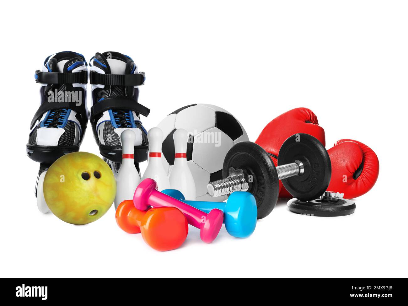 Ensemble d'équipements de sport différents sur fond blanc Banque D'Images