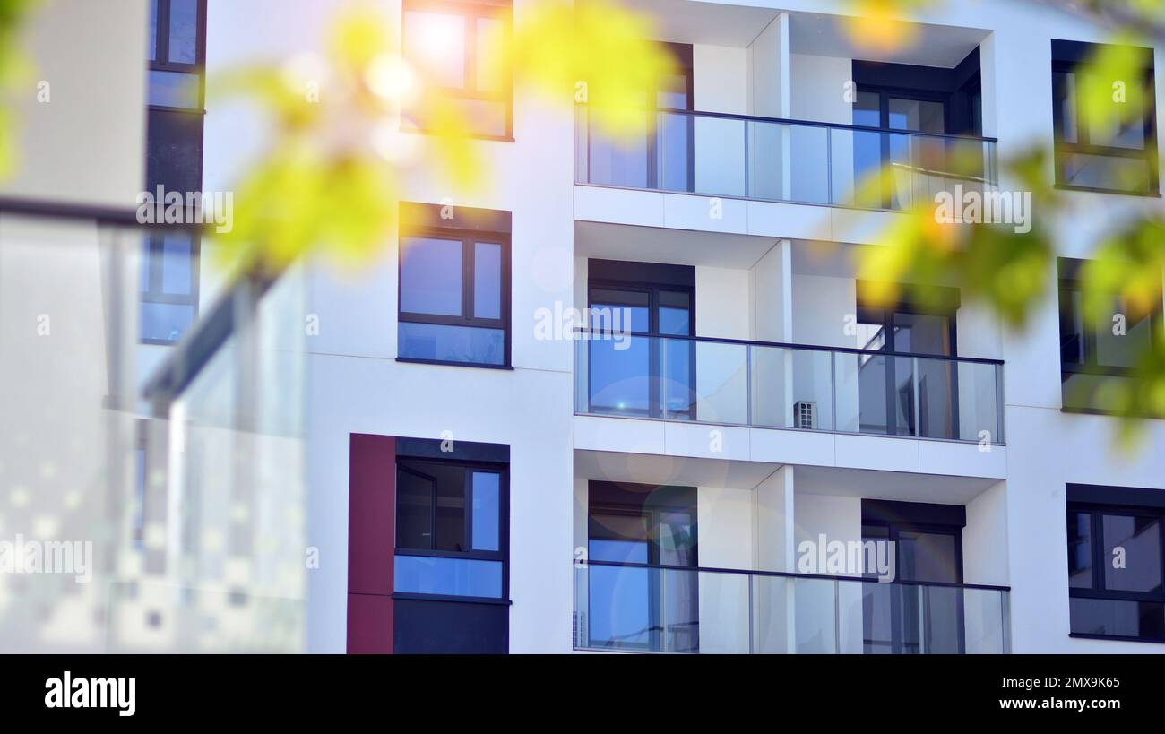 Fragment d'appartement résidentiel moderne avec des bâtiments à l'extérieur. Détail de la nouvelle maison de luxe et complexe de la maison. Filtre photo à traitement croisé. Banque D'Images