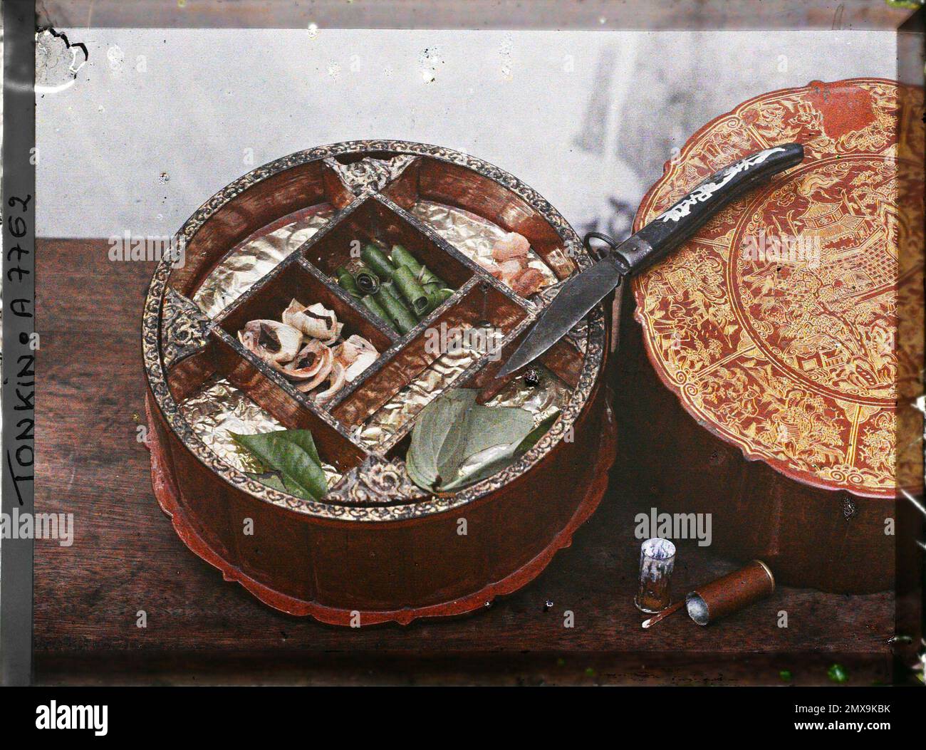 Environs de Hà-Nôi, Tonkin, Indochina une boîte de Bétel travaillé, présenté ouvert, Léon occupé en Indochine Banque D'Images