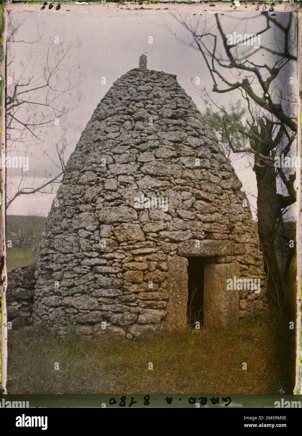 Uzès, France un trullo Port Capitelle près de Sanilhac-sagriès , 1916 - provinces françaises - Jean Brunhes, Auguste Léon et Georges Chevalier - (avril-juillet) Banque D'Images