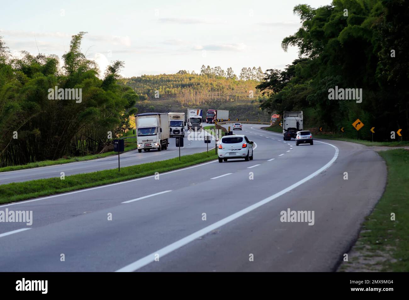 Minas Gerais, Brésil - 05 novembre 2022: Circulation et circulation des camions de transport sur l'autoroute Fernao Dias, BR 381 Banque D'Images