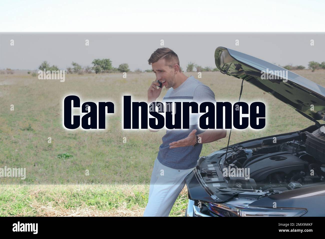 Homme parlant au téléphone près d'une voiture brisée à l'extérieur. Assurance automobile Banque D'Images