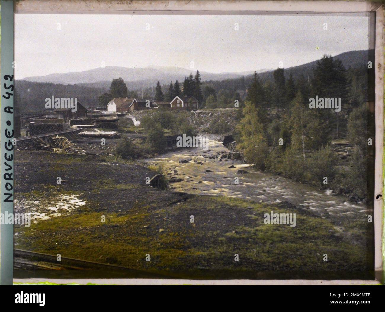 De Kongsberg à Notodden, Norvège paysage avec scierie près d'un cours d'eau , 1910 - Voyage d'Albert Kahn et Auguste Léon en Scandinavie - (9 août - 14 septembre) Banque D'Images