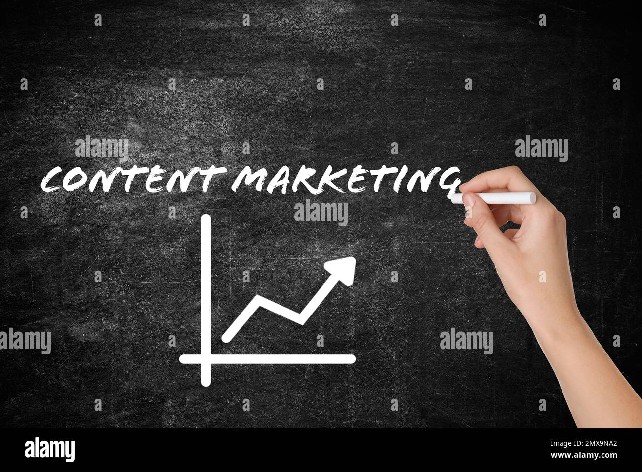 Femme écrivant le programme de marketing de contenu sur le tableau noir, gros plan Banque D'Images