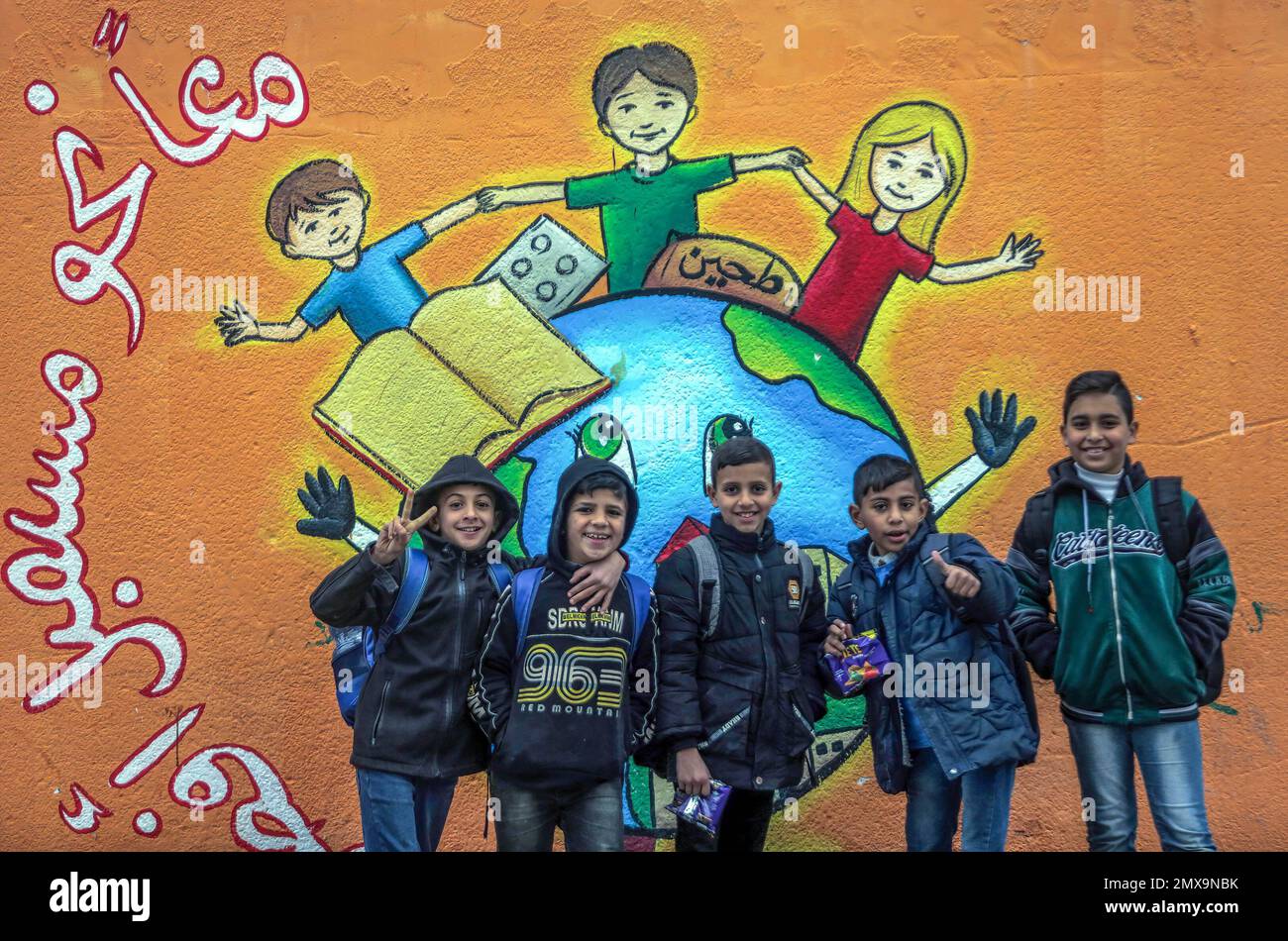 Les étudiants palestiniens qui sortent de l'école rentrent chez eux par mauvais temps dans la ville de Gaza. Banque D'Images