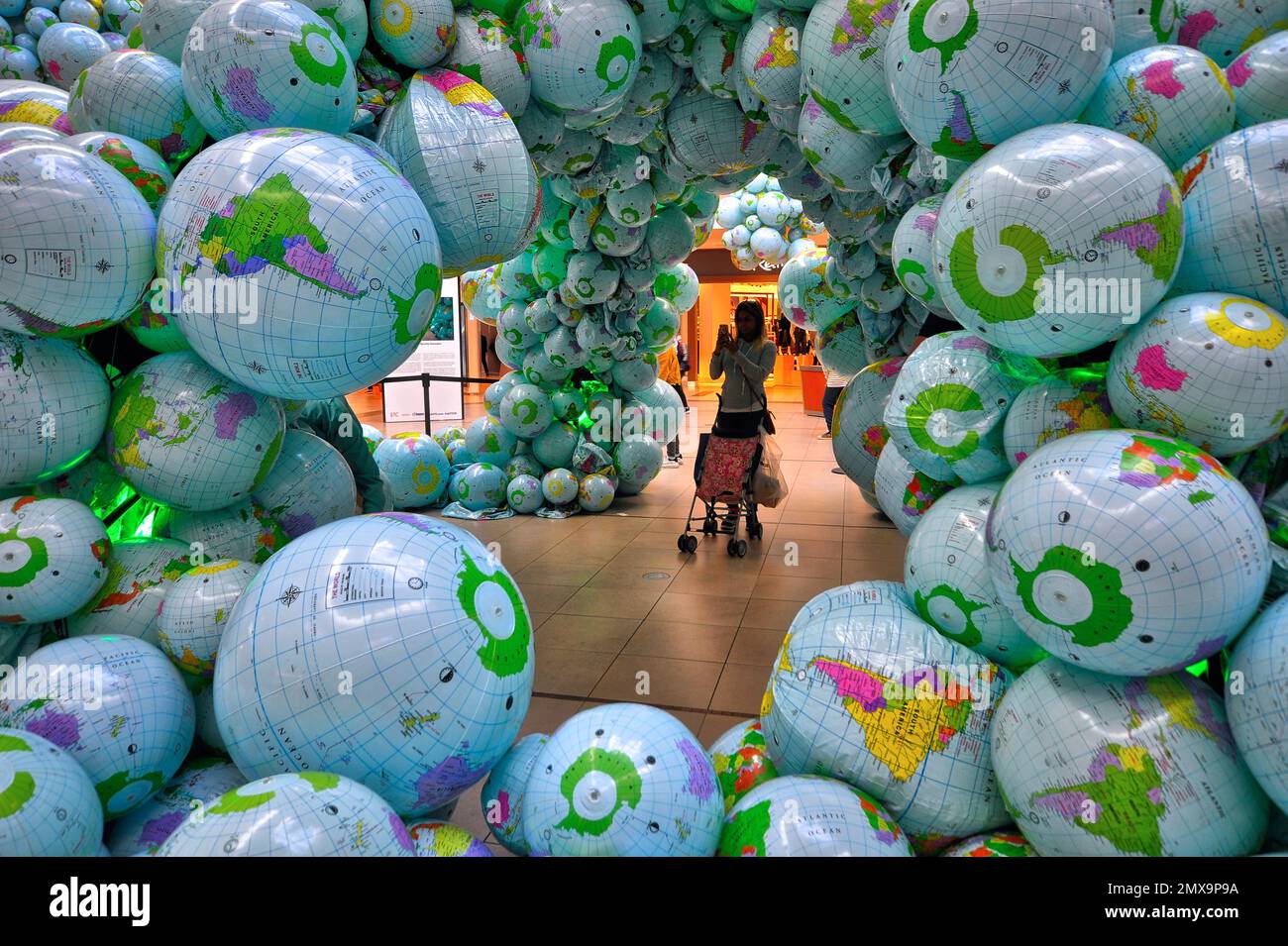 Toronto (Ontario) / Canada - 10 avril 2018 : un groupe de ballons du globe terrestre Planet Earth a été installé dans l'atrium du centre-ville de Scarborough. Montant de la marche Banque D'Images