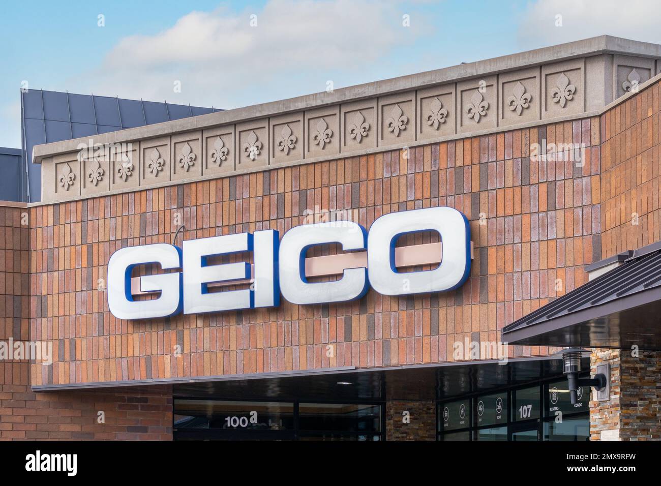 EDINA, MN, Etats-Unis - 1 FÉVRIER 2023 : bureau d'assurance GEICO et logo de marque. Banque D'Images