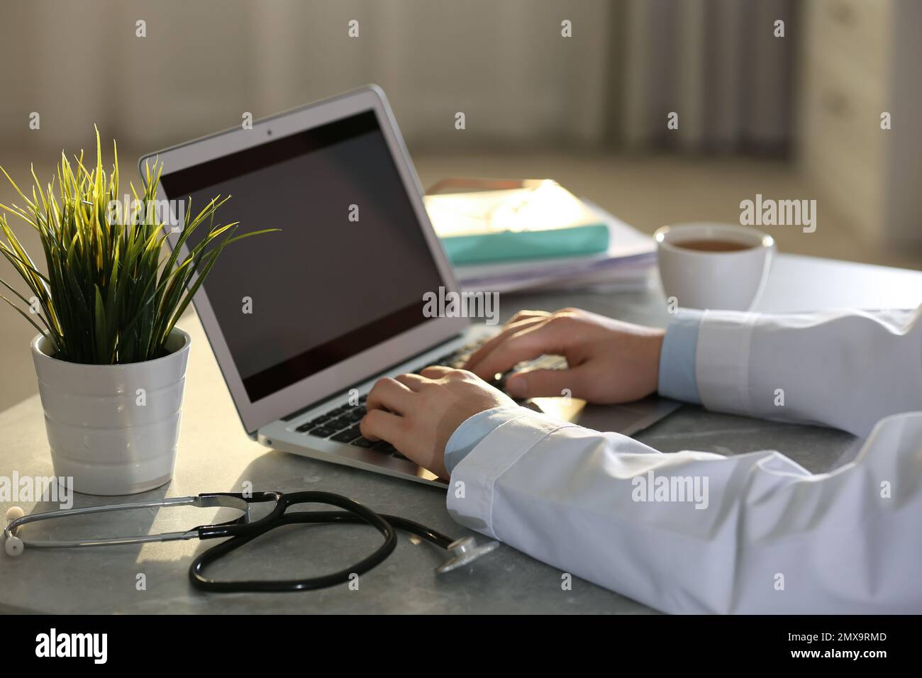 Médecin professionnel travaillant sur un ordinateur portable au bureau, en  gros plan Photo Stock - Alamy