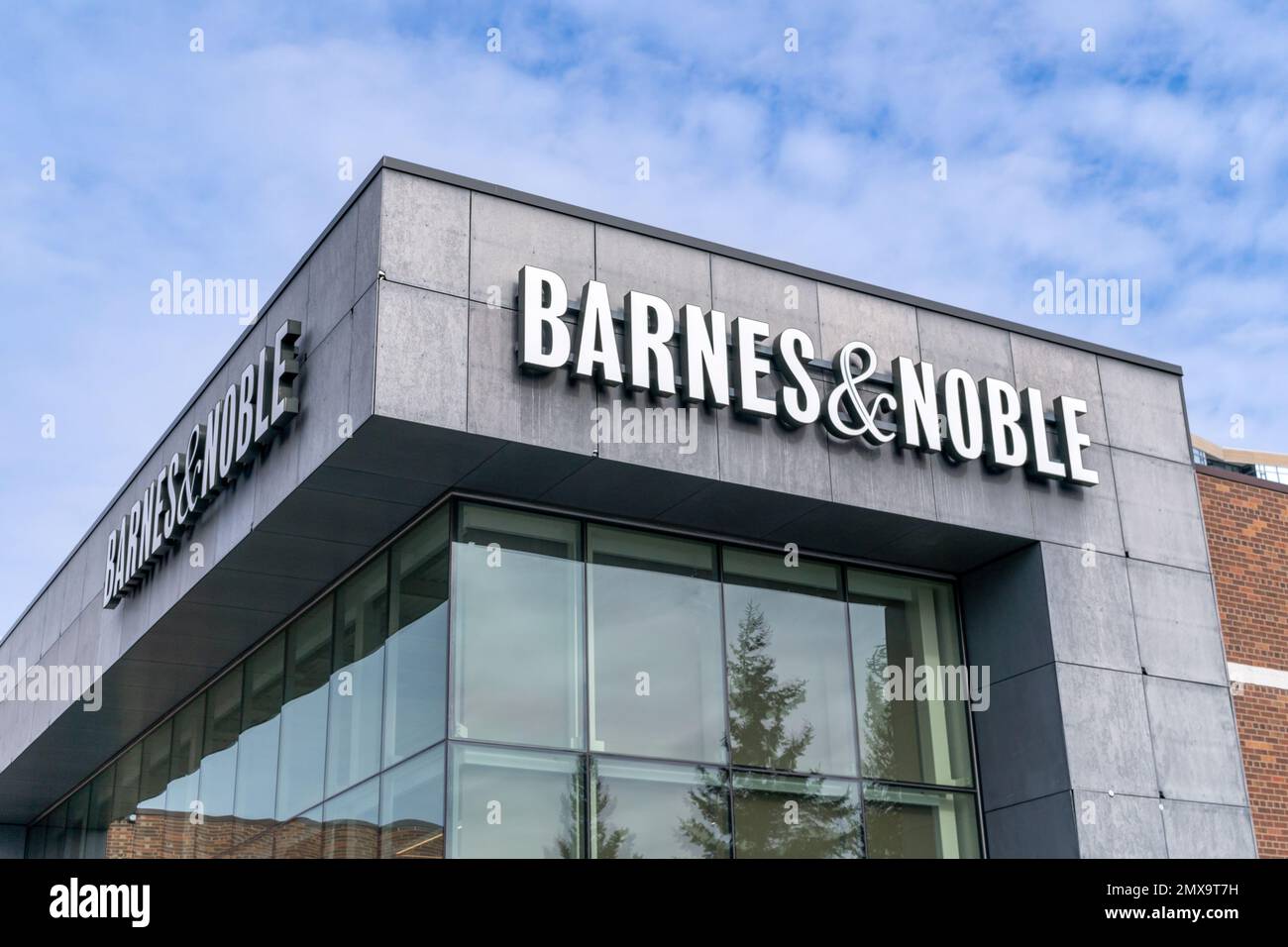 EDINA, MN, États-Unis - 1 FÉVRIER 2023 : extérieur du magasin de livres de détail Barnes and Noble et logo de la marque. Banque D'Images