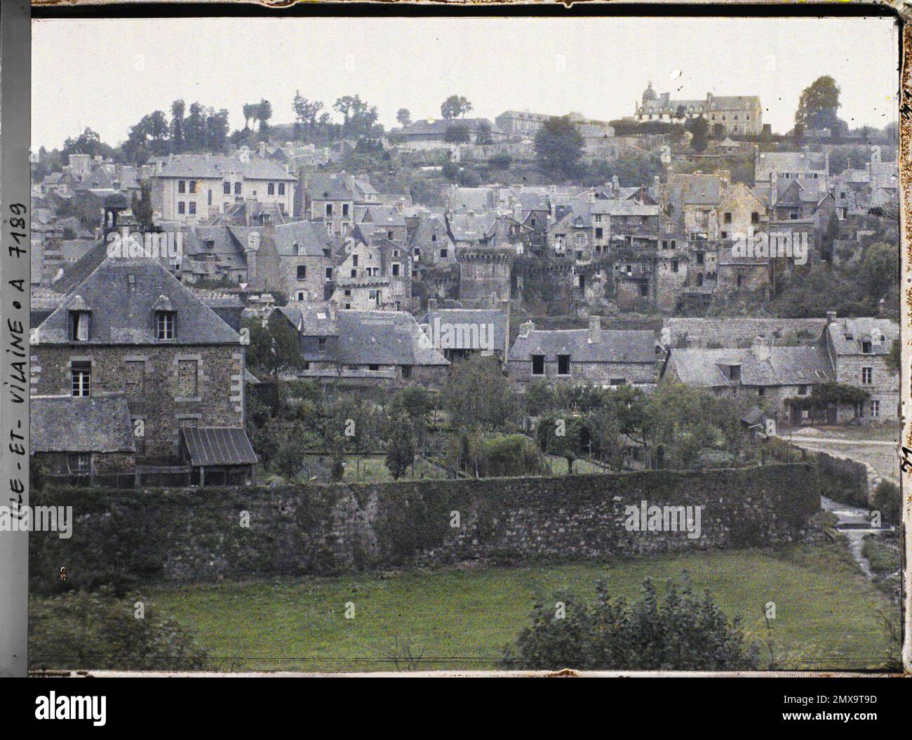 Fougères, Ille-et-Vilaine, Bretagne, France vieux quartiers construits à l'intérieur des remparts , 1915 - Sarthe, Ille -et -Vilaine, Loiret - Auguste Léon - (20 septembre - 2 octobre) Banque D'Images