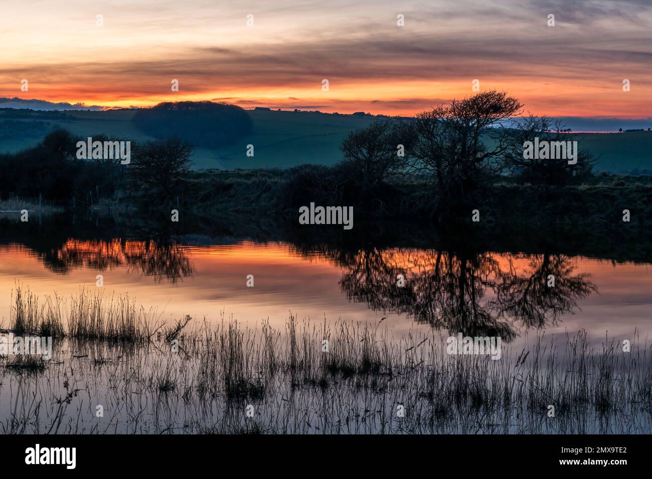 La rivière Cuckmere, Cuckmere Haven lors d'une soirée d'hiver, East Sussex, Angleterre Banque D'Images