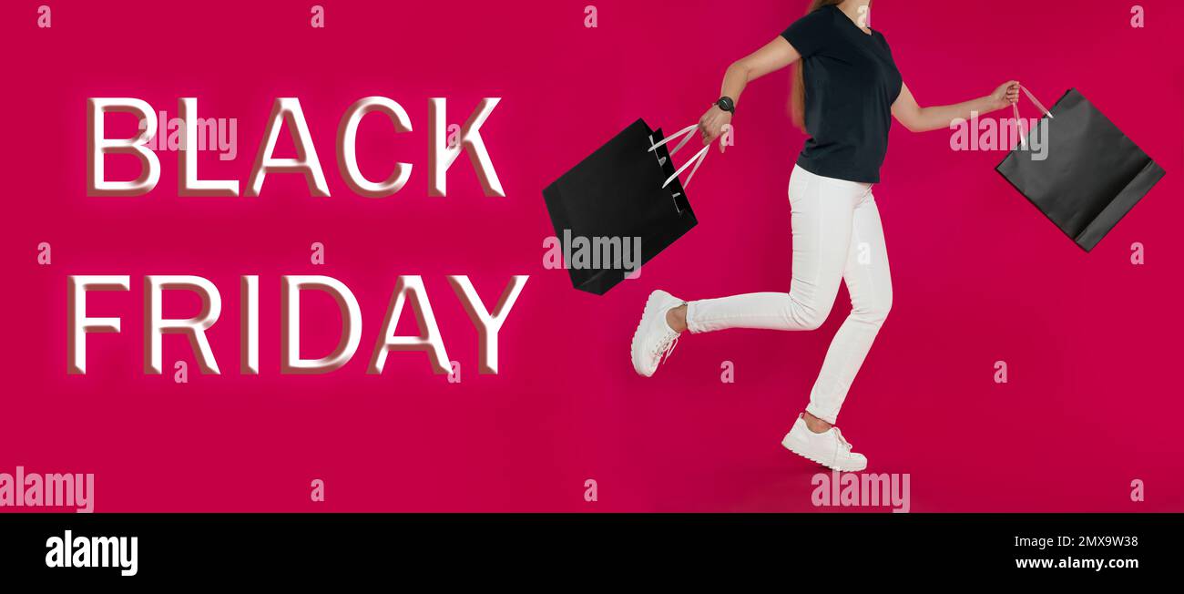 Femme courir avec des sacs de shopping sur fond de couleur le